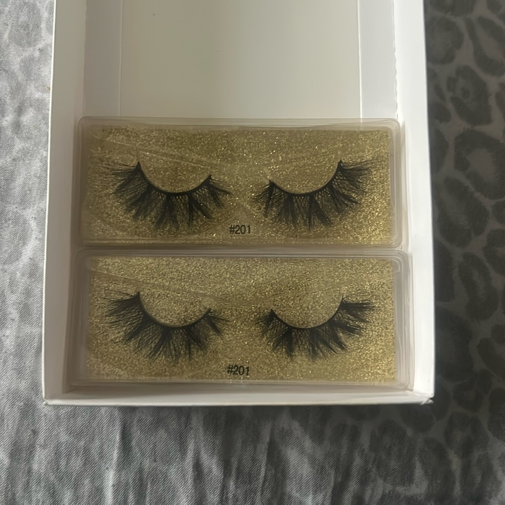 Women’s lashes